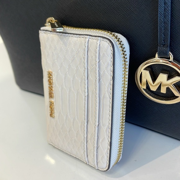 Michael Kors Women Medium Zip Around Card Case Coin Pouch Wallet Light Cream
NWT - Picture 2 of 16